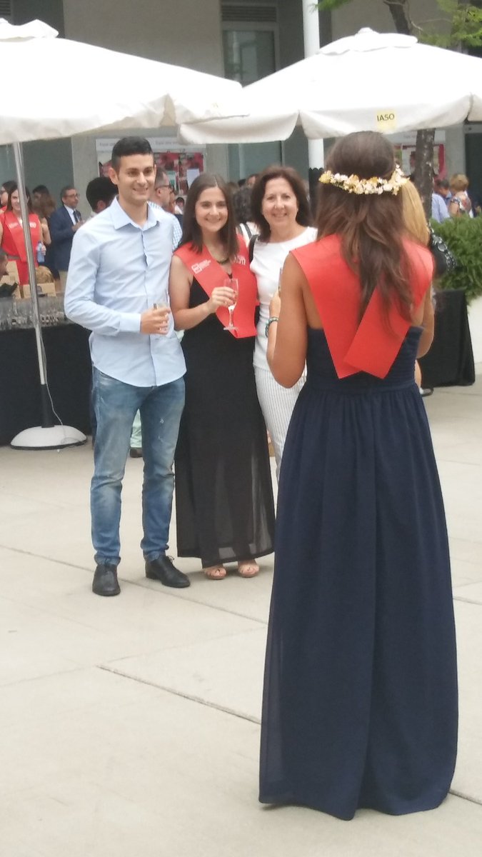 alumniUPF's tweet photo. Avui és un dia per compartir amb companys, amics i familia. Més de 1600 persones celebren la #GraduacioUPF2017! Esteu tots guapíssims! https://t.co/xp4hqILJpq