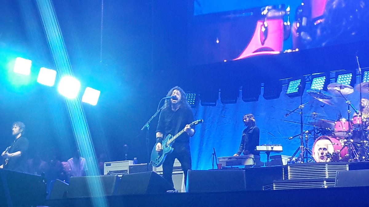 Luciaaa_Diaz's tweet photo. Ver un concierto así en primera fila es de afortunados #madcoolfestival2017 @foofighters https://t.co/vPMqjjCZM2