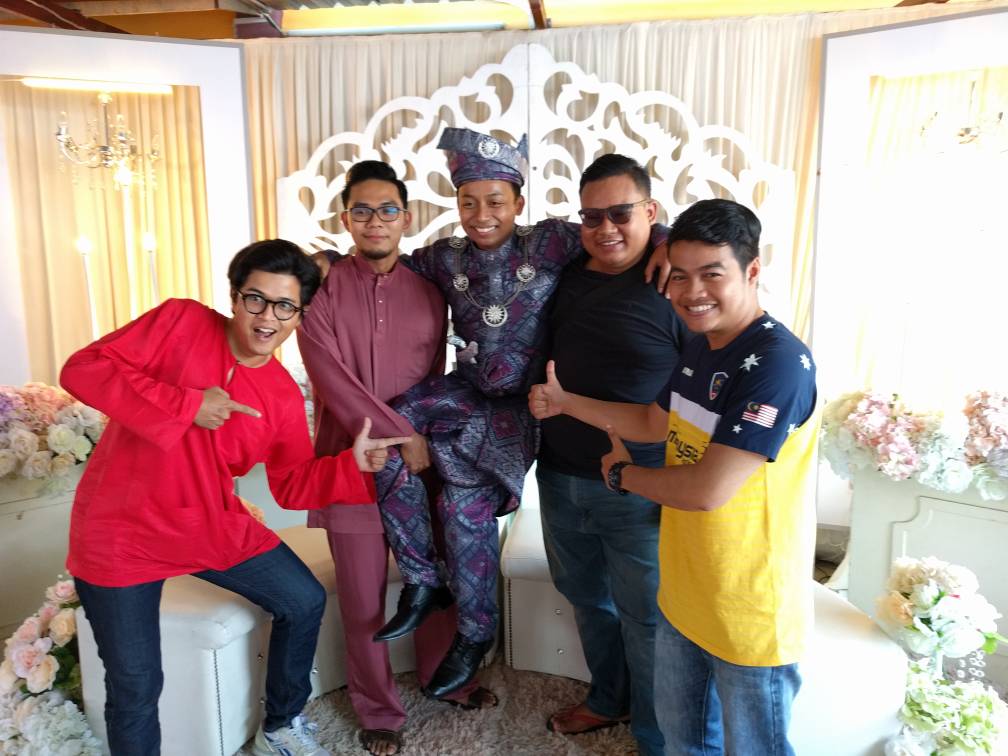 ekmalzidane's tweet photo. Tahniah buat kawan2 yang berkahwin hari ini.
Meor,Hazim,Atek
#zealous92
#sbpit https://t.co/XuOBQ8ptfH