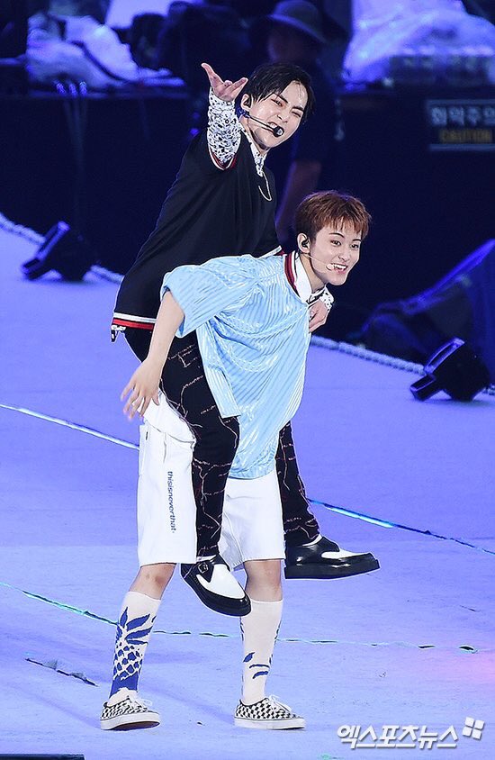 fairyfolders's tweet photo. 170708 mark carried minseok like in the young and free mv 😭💘 https://t.co/EHy5Cwb7Qi