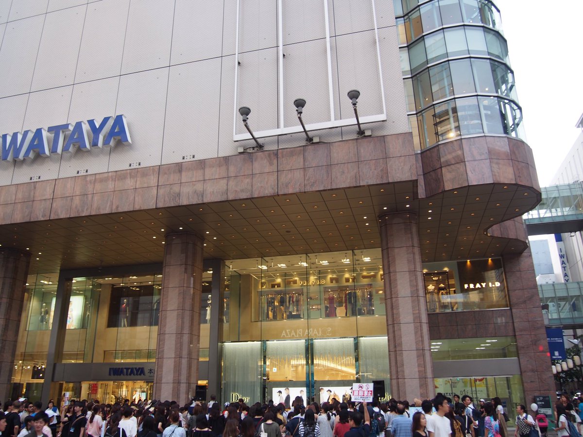 Freak Freak 天神11箇所目のライブ 岩田屋本店終了 前代未聞の1日で11公演完走 最後はサプライズ撮影ok企画も 動画はハッシュタグで拡散 7月14日は九州全県ツアー最終日の福岡公演チケット発売中 行くしかないぜ天神バーゲン 天神夏の