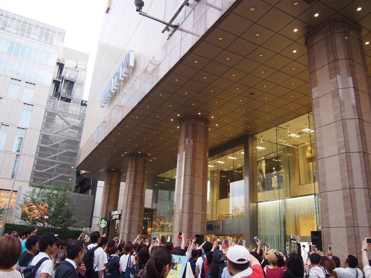 Freak Freak 天神11箇所目のライブ 岩田屋本店終了 前代未聞の1日で11公演完走 最後はサプライズ撮影ok企画も 動画はハッシュタグで拡散 7月14日は九州全県ツアー最終日の福岡公演チケット発売中 行くしかないぜ天神バーゲン 天神夏の