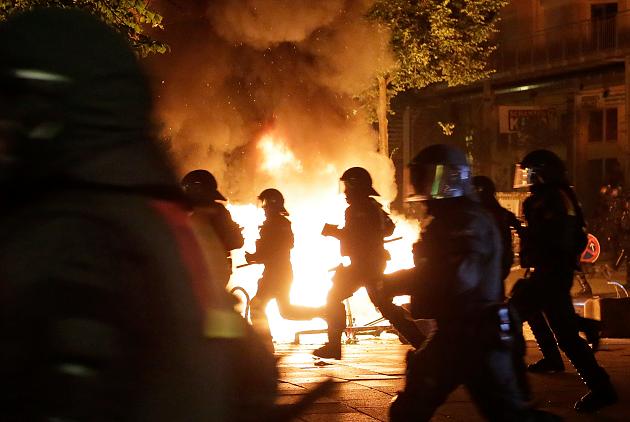 Fikirlerini beyan etmek icin gösteri yapanlara bu sekilde müdahele edildi! Bilin bakalim burasi neresi??? Terör ve Anarsi heryerde ayniymis