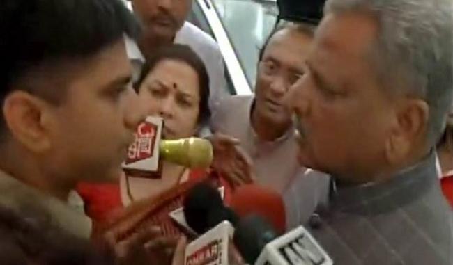 prabhasakshi's tweet image. भाजपा के तीन सांसदों को दंगा प्रभावित बशीरहाट जाने से रोका गया #BJP #MLA #bashirhat bit.ly/2uVqvKZ