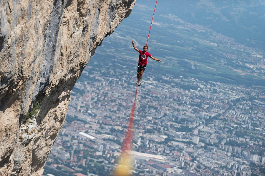 ChinaDaily's tweet photo. Thrilling and amazing: #Highliners at the European "Marmotte Highline Project" meeting on Friday. (Photos: VCG) https://t.co/I3IP7t7g8O