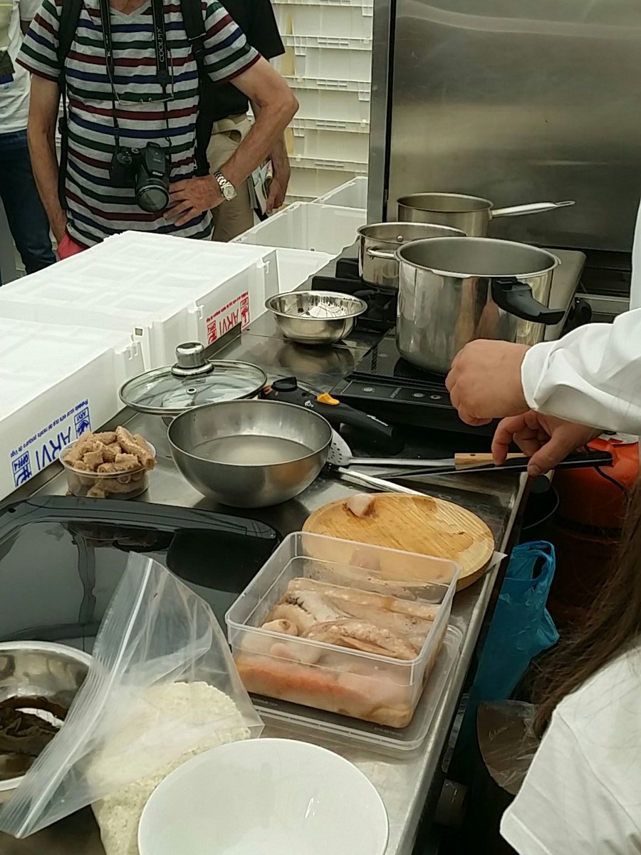 VigoSeaFest's tweet photo. #CampañaGrandesDesconocidos #showcooking de #pepinodemar a cargo de @tinotero2 de @AuladeCocina https://t.co/nfqGAS7EDI