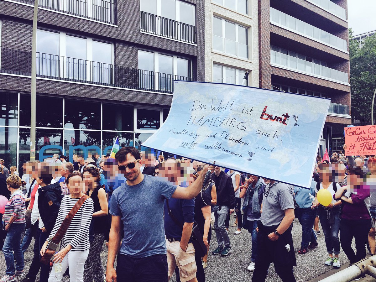 N_Aswad's tweet image. #HamburgZeigtHaltung auf dem Weg zum Fischmarkt. Viele laufen mit, alles bunt &amp;amp; friedlich. #G20HAM17 #G20 #NoG20