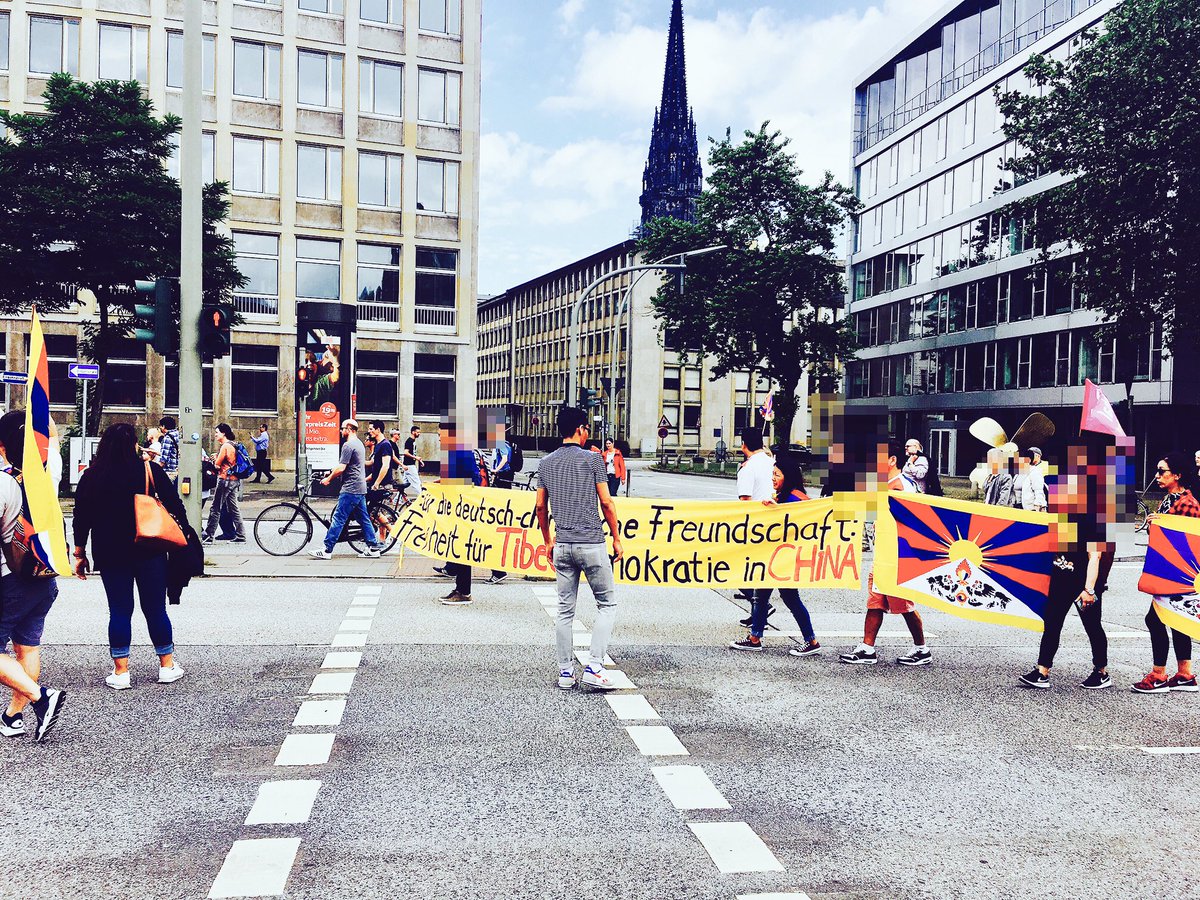 N_Aswad's tweet image. #HamburgZeigtHaltung auf dem Weg zum Fischmarkt. Viele laufen mit, alles bunt &amp;amp; friedlich. #G20HAM17 #G20 #NoG20