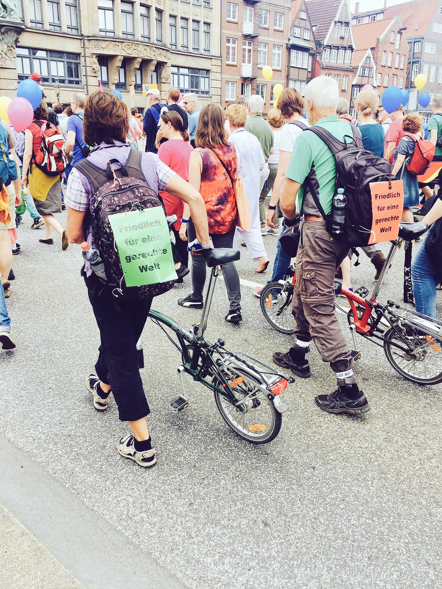 N_Aswad's tweet image. #HamburgZeigtHaltung auf dem Weg zum Fischmarkt. Viele laufen mit, alles bunt &amp;amp; friedlich. #G20HAM17 #G20 #NoG20