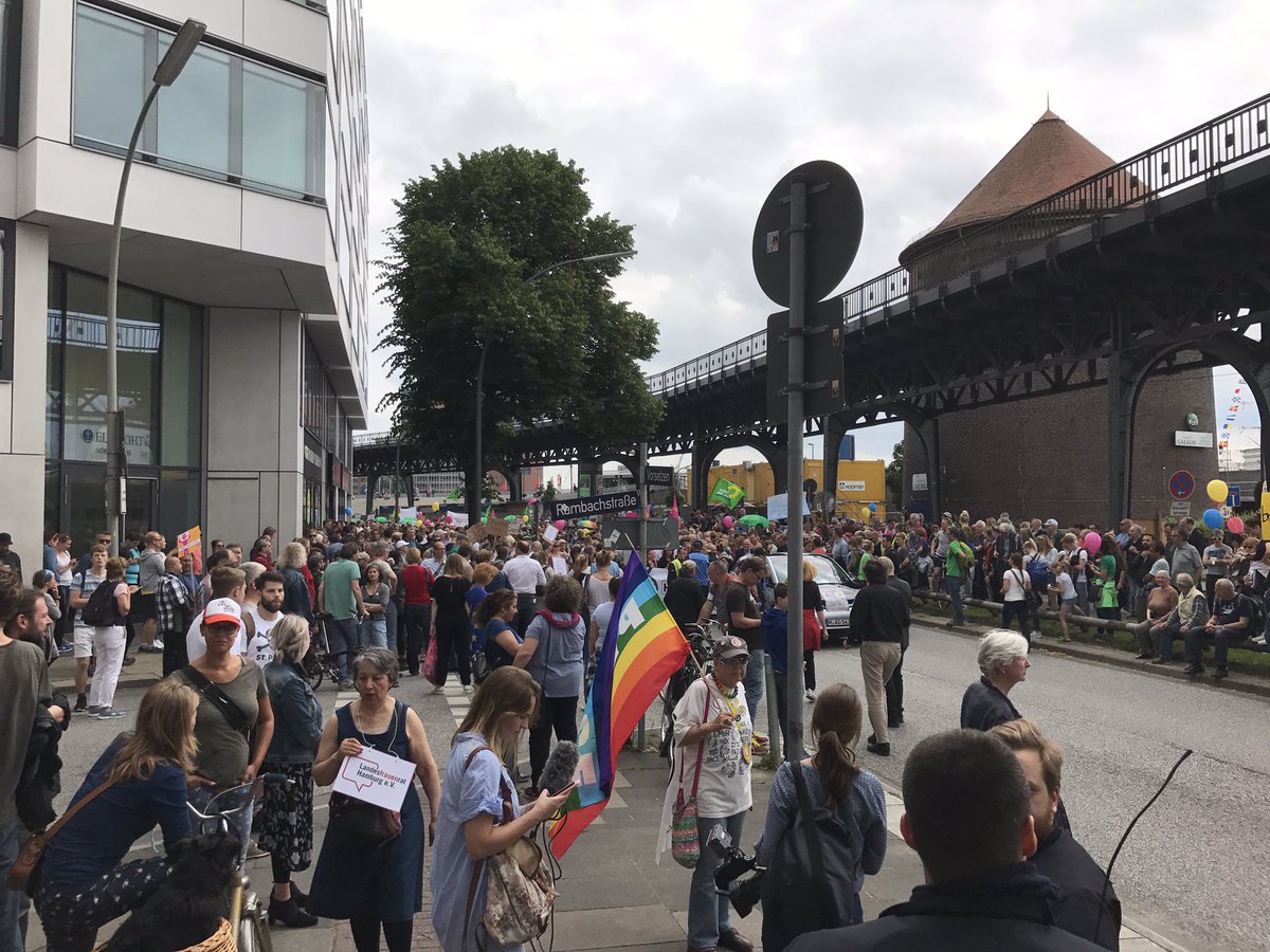 Es geht auch friedlich! #weiterso #wirbrauchenkeinenschwarzenblock #HamburgzeigtHaltung #G20HAM17 #G20HH #G20HH17