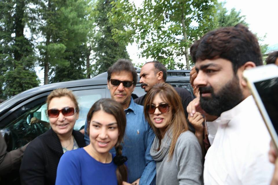siasatpk's tweet photo. @ImranKhanPTI with tourists in Nathiagali. 

#PTI #ImranKhan https://t.co/BDvfgVcCeo