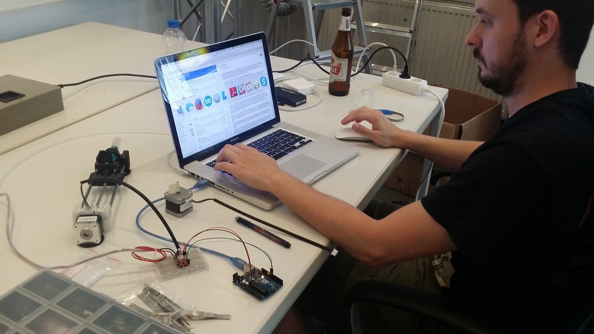 3druhr's tweet photo. @CLabisch baut #diy #biotech arduino Spritzenpumpe um seine charmanten Bakterien aktiv zu füttern https://t.co/yRFWM11l7u https://t.co/hLOaUmnQlq