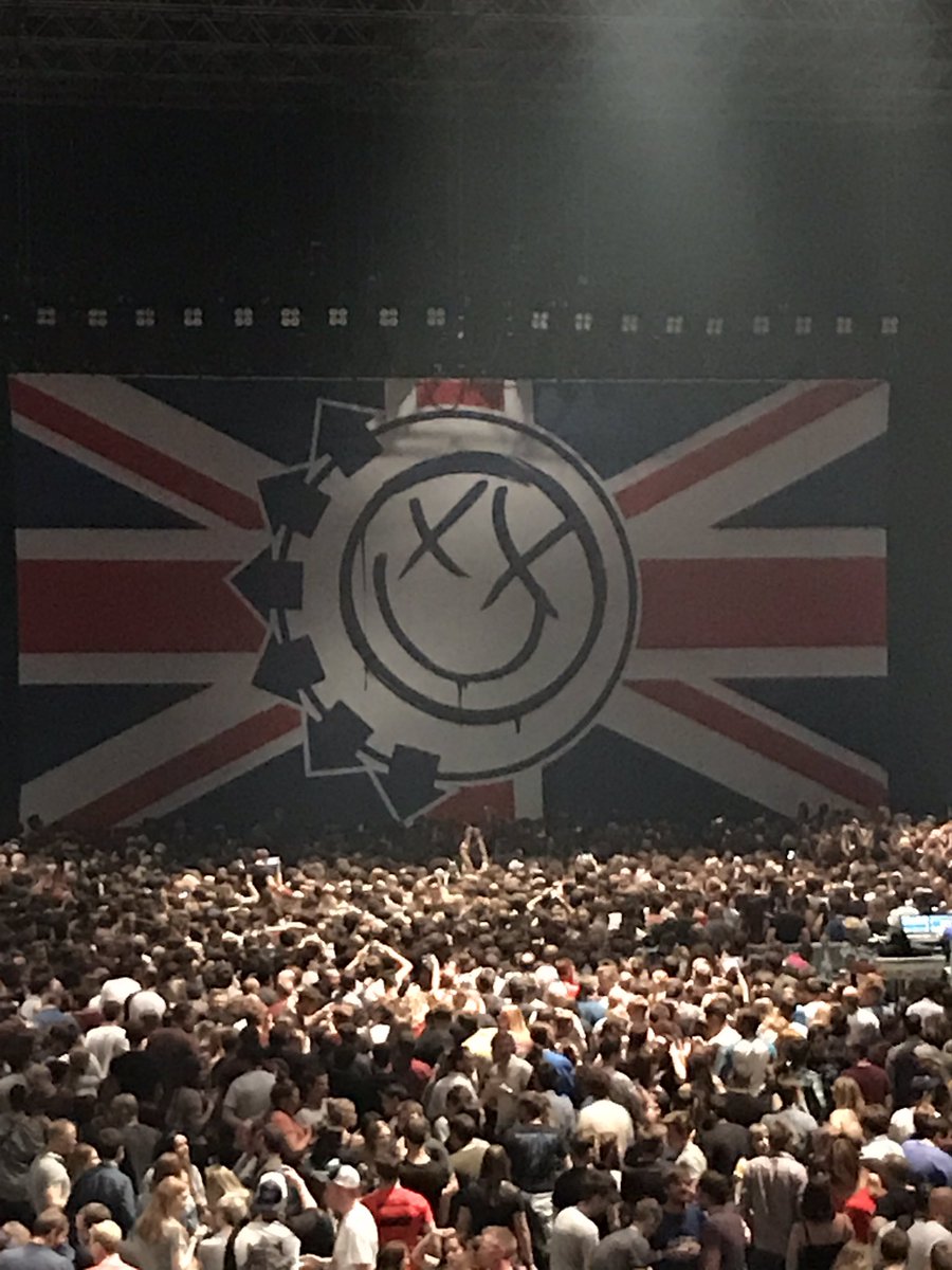 NicolaPegge's tweet photo. @blink182 were blummin awesome last night!! Best night!! #whencanwedoitagain https://t.co/R7gJWR0Ncs