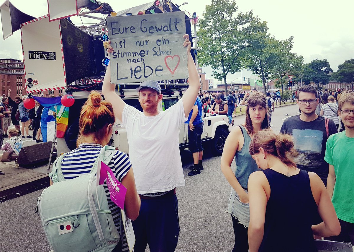 ChrHeinemann's tweet photo. Schanzenkrawalle kurz erklärt. #G20HH2017 #G20HAM17 #NoG20 #Schanzenviertel https://t.co/vDILeQslz2