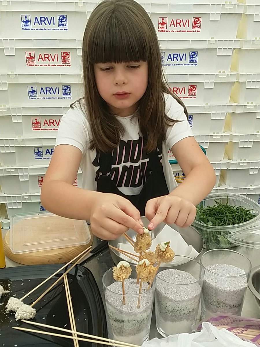 VigoSeaFest's tweet photo. #CampañaGrandesDesconocidos #showcooking de #pepinodemar a cargo de @tinotero2 de @AuladeCocina #estapasando https://t.co/BfK3TJrDM0