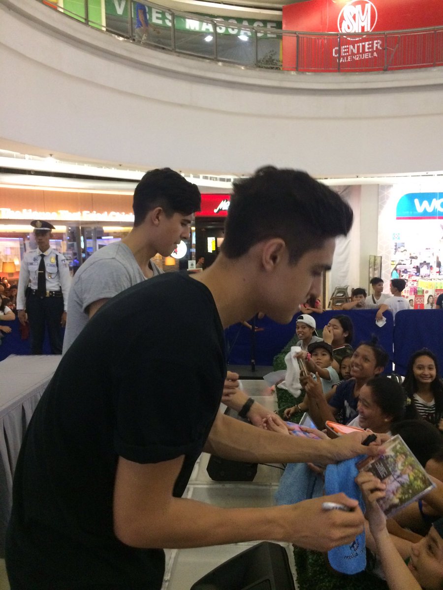 ThePTTA's tweet photo. California pop band, Perkins Twins Valenzuela, ph #perkinspiredtour #smevents #perkinspire https://t.co/pQFEgS0W1F