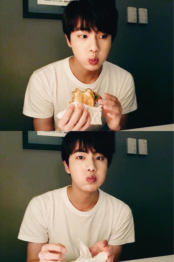 boomrainbow06's tweet photo. Будем пополнять ленточку его милым личиком 💕😚

#WeWantSeokjin https://t.co/ip7Rud9OFq