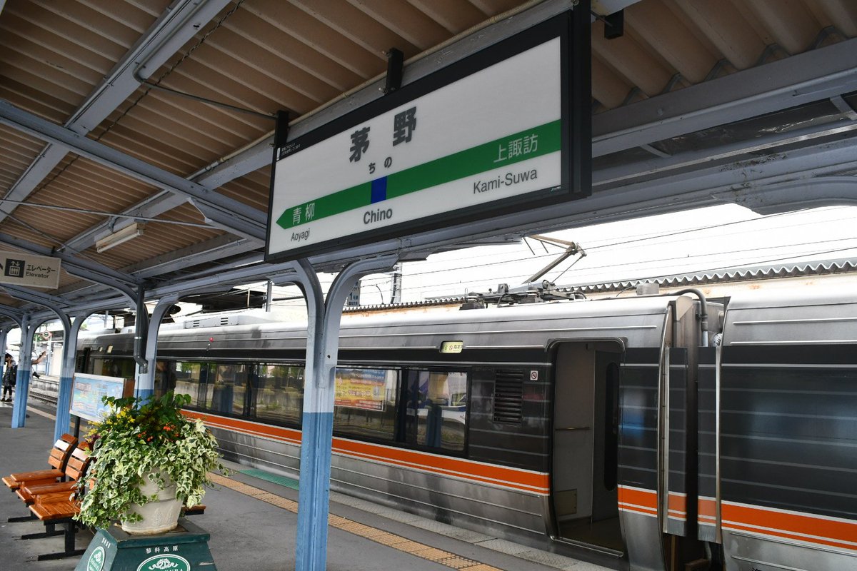 hk7324's tweet photo. 2017/7/8
諏訪しなの号
A202+A102
みどり湖～岡谷、塩尻～みどり湖、茅野にて https://t.co/3mPkwGIWx7