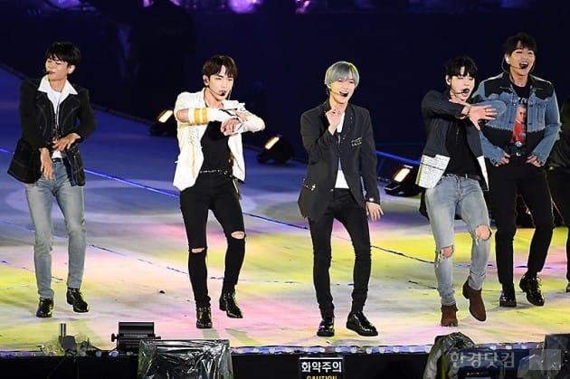 Forever_SHINee's tweet photo. [NEWS PHOTOS #2] SMTOWN Live in Seoul VI - SHINee 
#SMTOWNLIVEinSeoul https://t.co/6pr90gdG5U