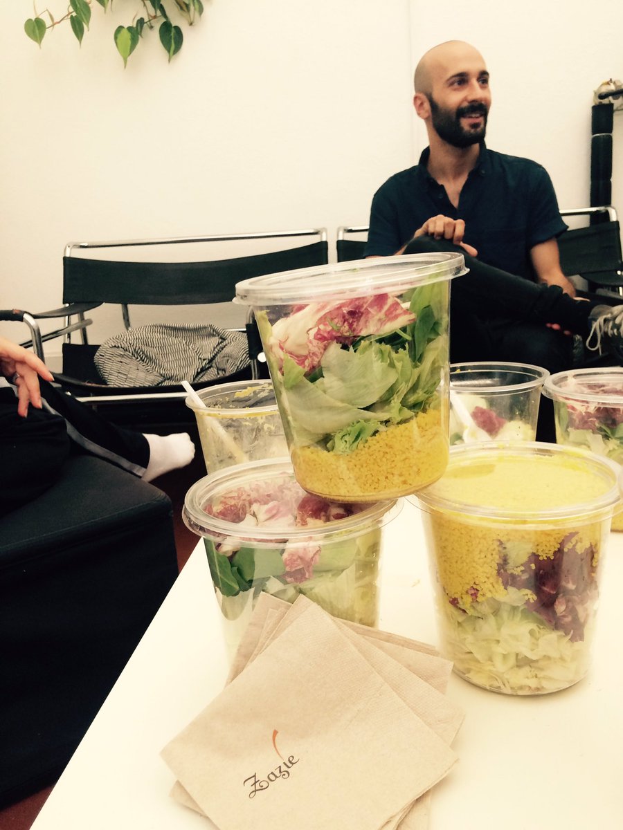 BlaubArt_dance's tweet photo. Ora a #BlauLab c'è chi si rilassa con i massaggi di Jessi e chi si gode il pranzo di #Zazie con Angela e Daniele! https://t.co/zVeIoG3B6u