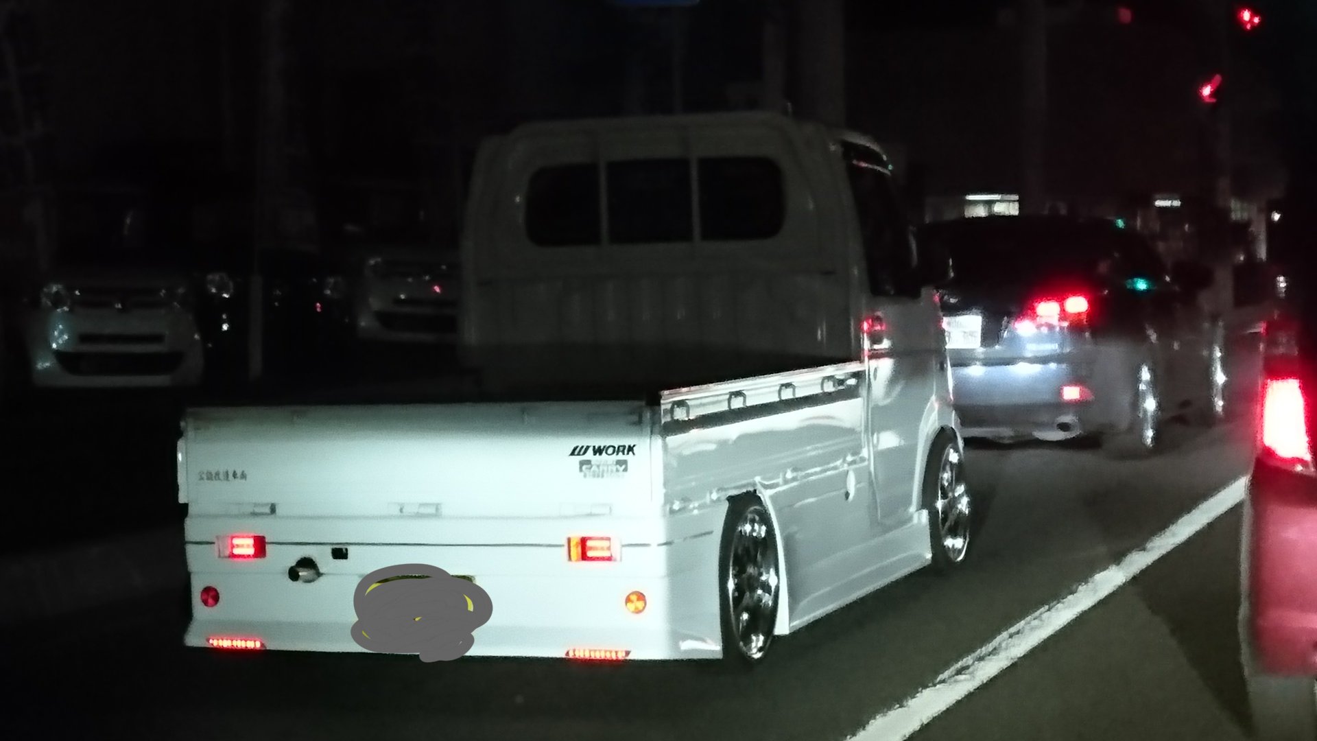 えりある 昨日の夜中に車を運転してたら 軽トラを改造したヤン車を見かけたｗ 信号待ちでちょっと覗いたら カーテンついてたり小物がいっぱいあって内装がやたらと凝ってました 昔のヤン車は高級車が多かったですが 最近は軽とかよく見かける