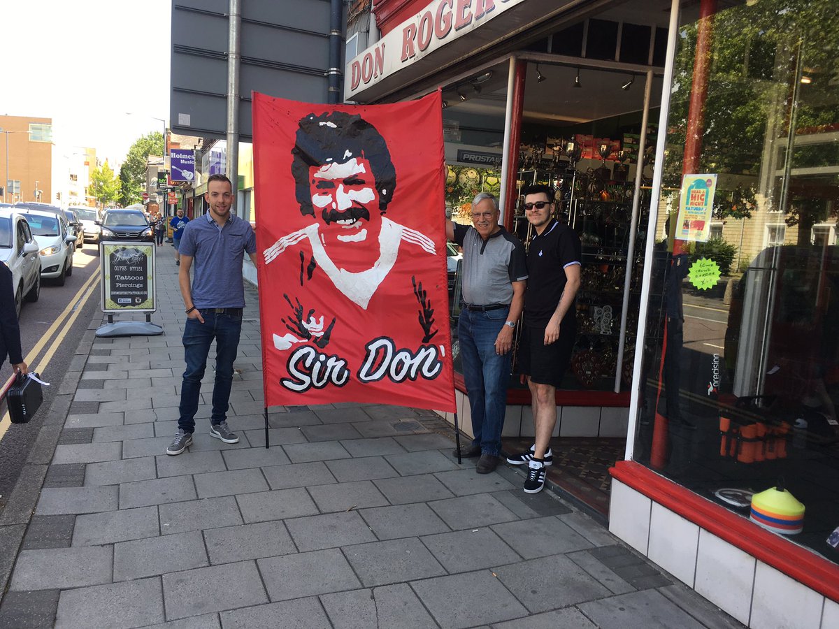 GWReds's tweet image. We thought it would only be right to show the new flag to the the legend himself before it's unveiled at a game... #STFC