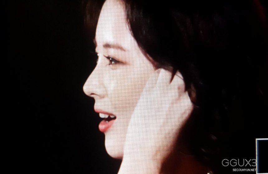 punksticker's tweet photo. THE MOST BEAUTIFUL SIDE PROFILE EVER AND HER EYES 😭 https://t.co/6z85n1K60L