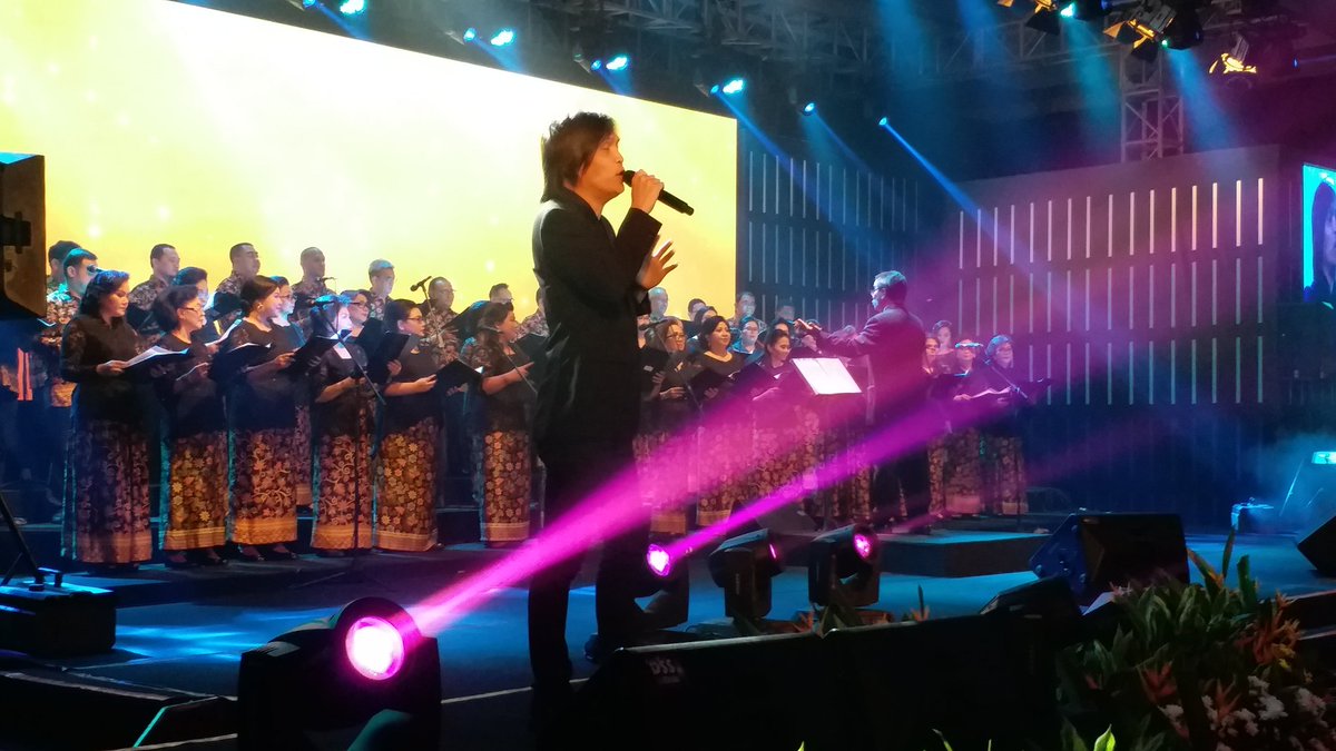 OnceOfficial's tweet photo. @ONCEmkl Once Mekel #OnceOnStage Now... #KRC #KharismaRejoiceChoir https://t.co/DaAVCrILux