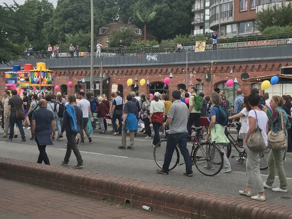 Gänsehaut statt Adrenalin: Viele Hamburger*innen danken beim bunten #HamburgZeigtHaltung persönlich für die Arbeit der Polizei!
❤️ #lovewins