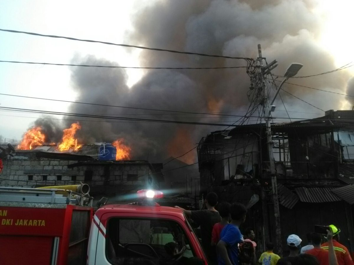 DkiTagana's tweet photo. Anggota Tim PSKB, Tagana Dinsos Provinsi dan Sudin Jak-Pus monitor kebakaran @jl.kembang sepatu,Gang anggrek,Kel. Kramat, Kec.Senen Jak-Pus https://t.co/8tl3nhI3gc