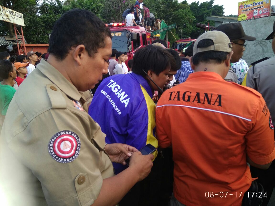 Anggota Tim PSKB, Tagana Dinsos Provinsi dan Sudin Jak-Pus monitor kebakaran @jl.kembang sepatu,Gang anggrek,Kel. Kramat, Kec.Senen Jak-Pus