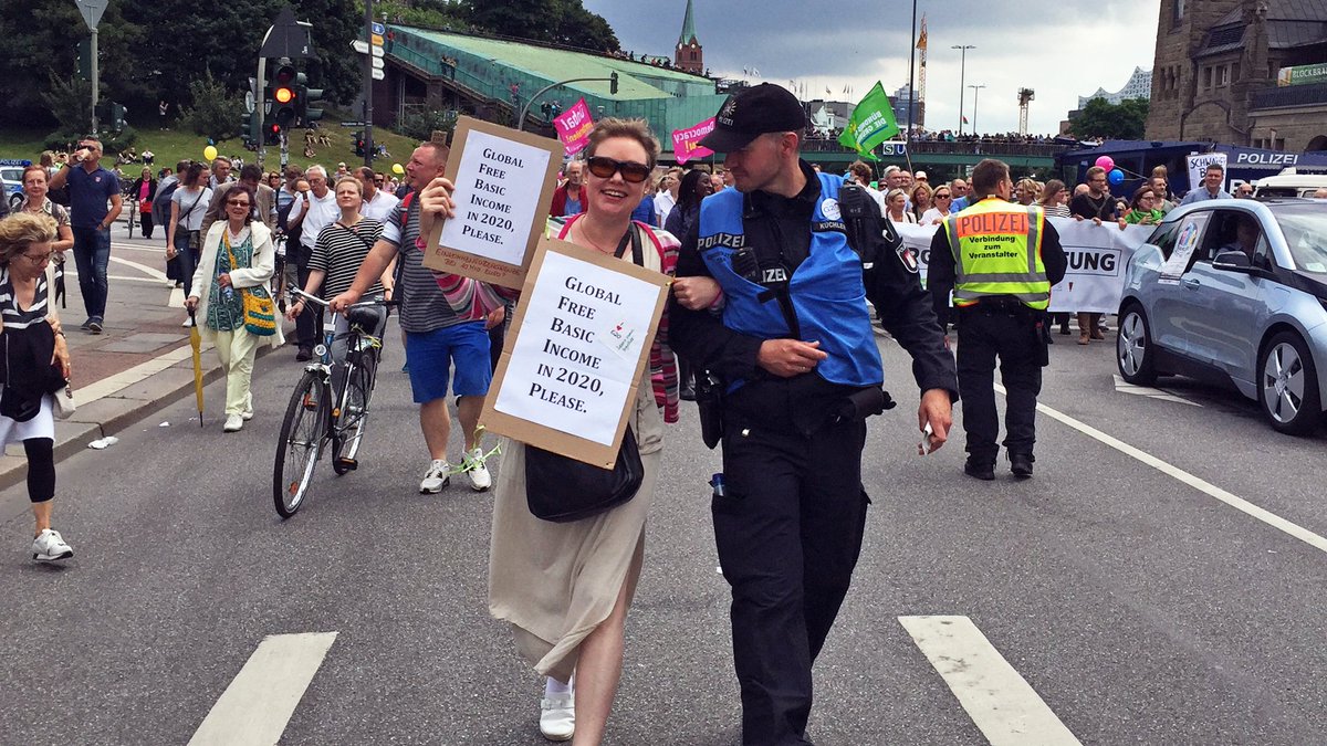 Es geht auch anders: Bei der Demo "Hamburg zeigt Haltung" spaziert eine Demonstrantin gemeinsamit einem Polizisten. #G20HH2017 #G20