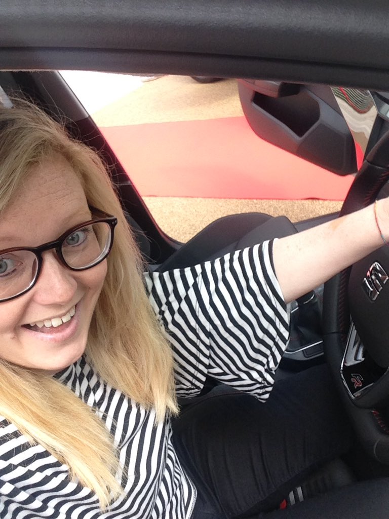 ShellyBeans88's tweet photo. Went to Dundrum to go shopping. Left with a new SEAT!😍 #startmoving #snapaSEAT #theyseemerolling 🚗 https://t.co/6m8gTE0e9w