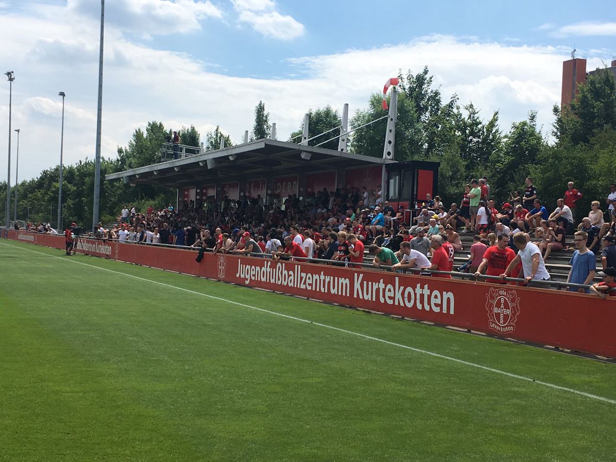 bayer04fussball's tweet photo. Es ist ordentlich was los am #Kurtekotten. Starker Support für die #Werkself im Testspiel gegen #Speldorf. 💪 ⚫️🔴 https://t.co/AePB6qpCM7