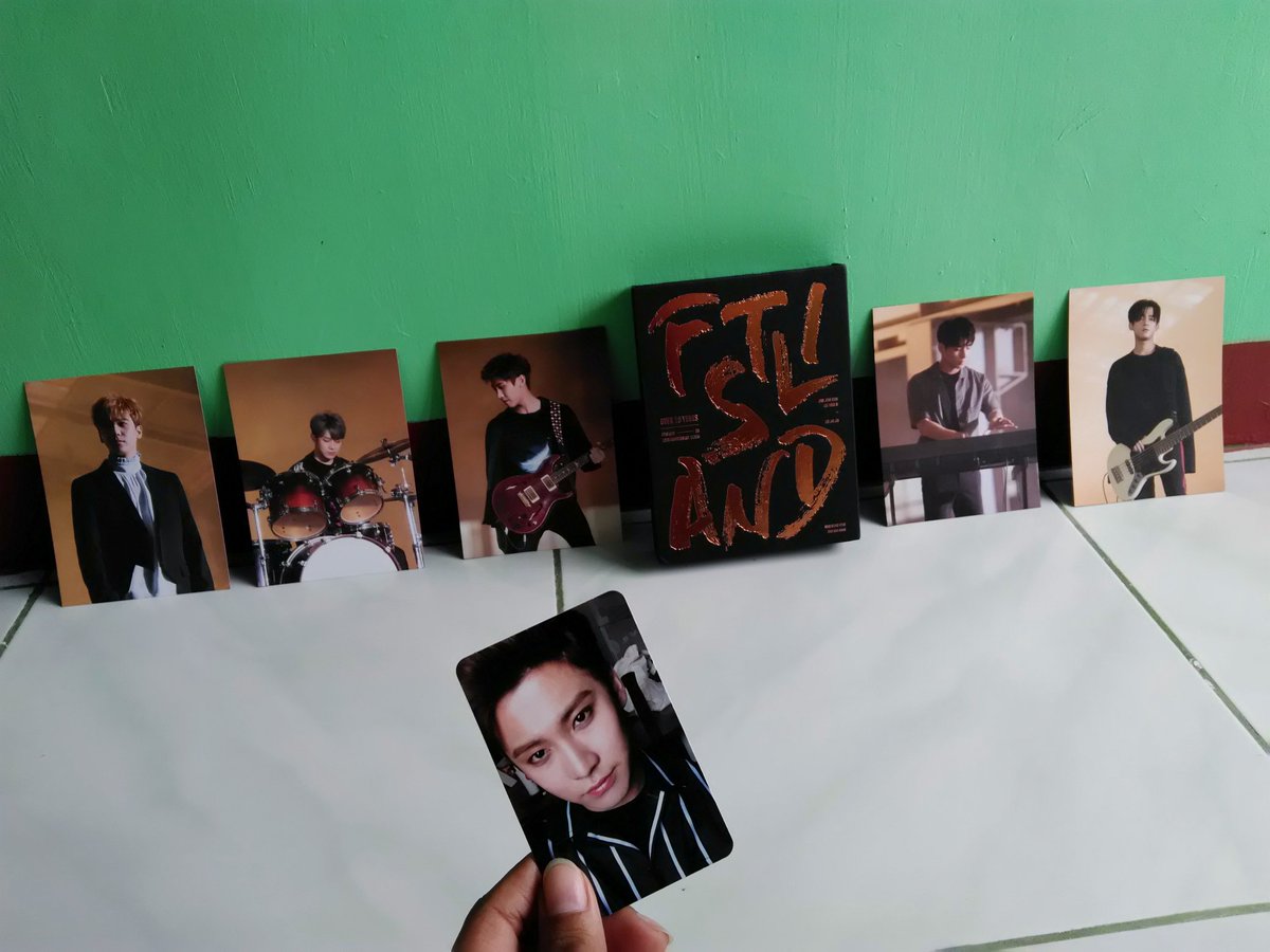 choi_cristine's tweet photo. Finally! Got my album and black pentastick😍💛
#FTISLAND #OVER10YEARS #FT아일랜드 #PRIMADONNA #프리마돈나 #최종훈 #이재진 #송승현 #이홍기 #최민환 #Pentastick https://t.co/39jCKWr2fy