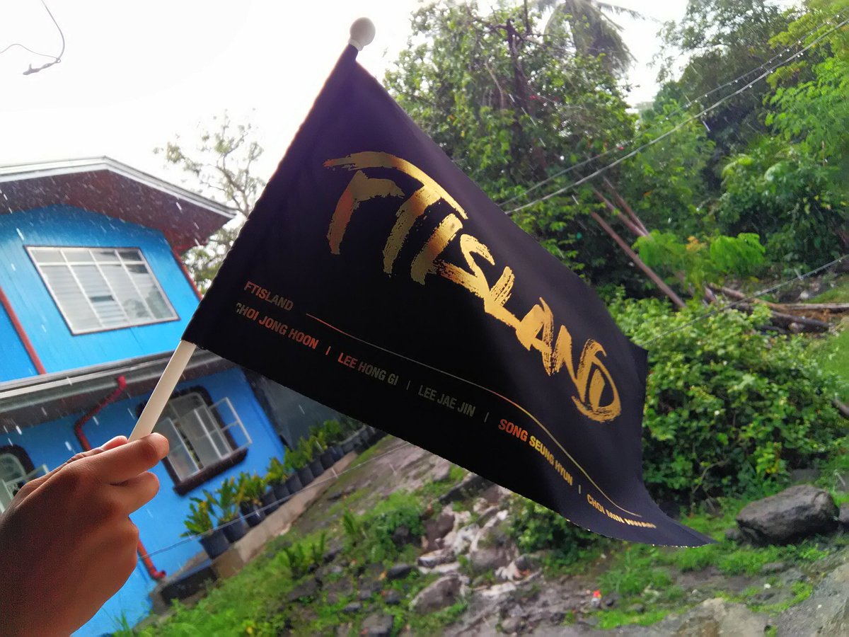 choi_cristine's tweet photo. Finally! Got my album and black pentastick😍💛
#FTISLAND #OVER10YEARS #FT아일랜드 #PRIMADONNA #프리마돈나 #최종훈 #이재진 #송승현 #이홍기 #최민환 #Pentastick https://t.co/39jCKWr2fy