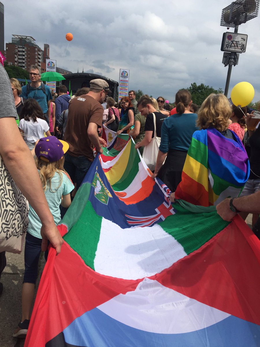 Bunter #G2OProtest: Ein Schal mit allen Ländern der Erde - mehrere hundert Meter lang. #hamburgzeigthaltung #G20HH2017