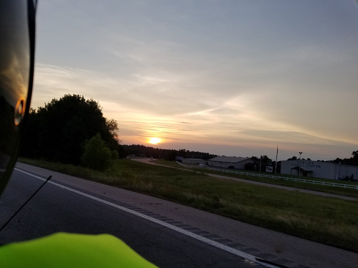 VickieWaybright's tweet photo. Sunrise over our shoulders ...(hours ago) somewhere in East Oklahoma heading to #SaltLakeCity for @BMWMOA #Rally17 https://t.co/dWbwqXNXHp