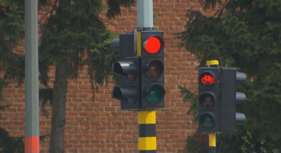 VTMNIEUWS's tweet photo. Er komt veel kritiek op het feit dat er in Vlaanderen nog altijd geen conflictvrije kruispunten zijn.
https://t.co/KYpJbYjAIT https://t.co/SRg7yNMJcK