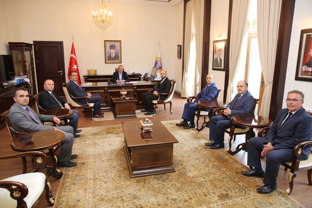 İl Gıda, Tarım ve Hayvancılık Müdürü Kemal Yılmaz, şube müdürleriyle birlikte Valimiz Sn. Seddar Yavuz'a hayırlı olsun ziyaretinde bulundu.