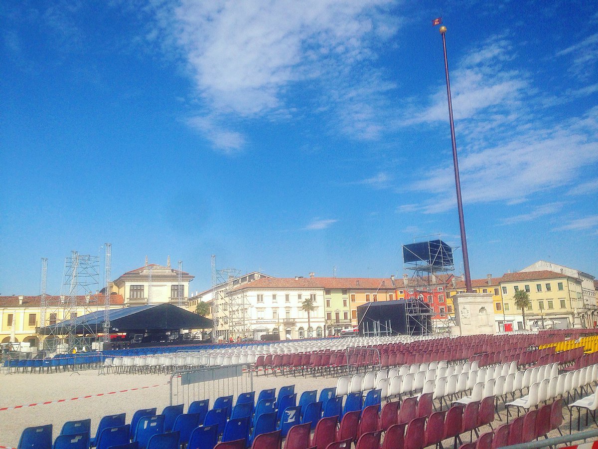 Tutto pronto per #concerto de <a href="/ilvolo/">Il Volo</a> a #Palmanova <a href="/Azalea_live/">Azalea.it</a> <a href="/gio_candussio/">giovanni candussio</a> 🎶💫