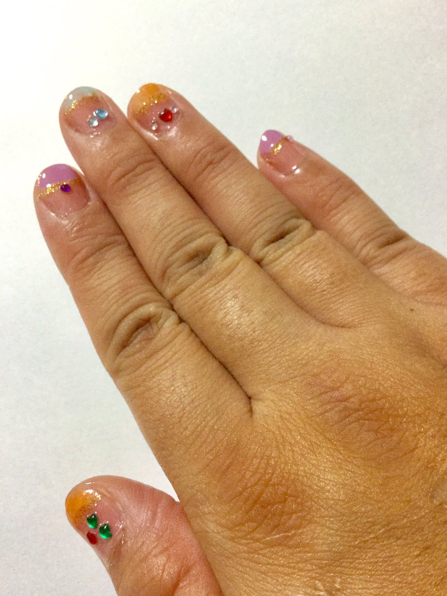 黒板芙岐 ヘンテコ リン 久しぶりにセルフネイルしたよ マニュキュアはちゃんとしたのだけど ストーンはダイソーの ハート3 4でクローバーになる どんな色合いになるのか色々試して見たけど 紫の結構いいかも だがしかし これは手タレにはなれ