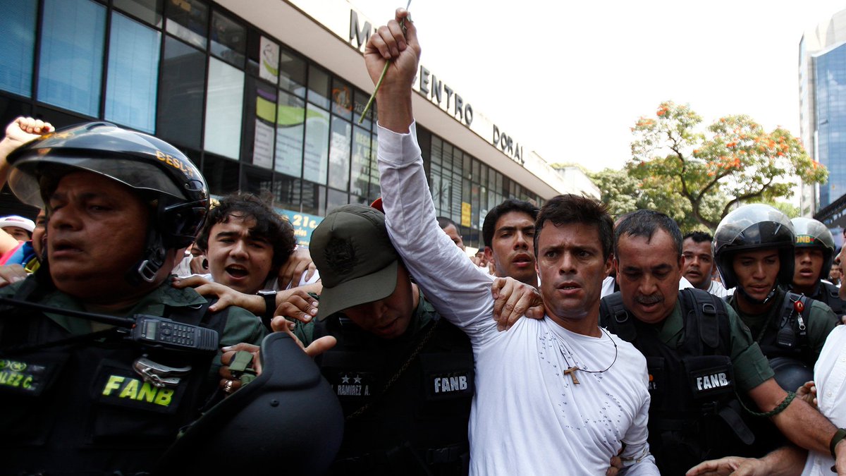 TelemundoNews's tweet image. Leopoldo López sale de la cárcel tras 3 años y pasa a arresto domiciliario
tlmdo.co/2uC55mH