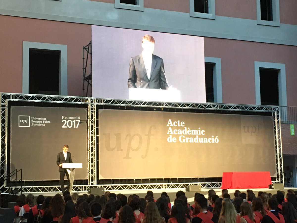 anaistarrago's tweet photo. El professor de la @UPFBarcelona Jan Eeckhout dóna la lliçó de graduació als nous graduats d'ADE, ECO i IBE de la UPF #GraduacioUPF2017 https://t.co/diE8FY8ujg