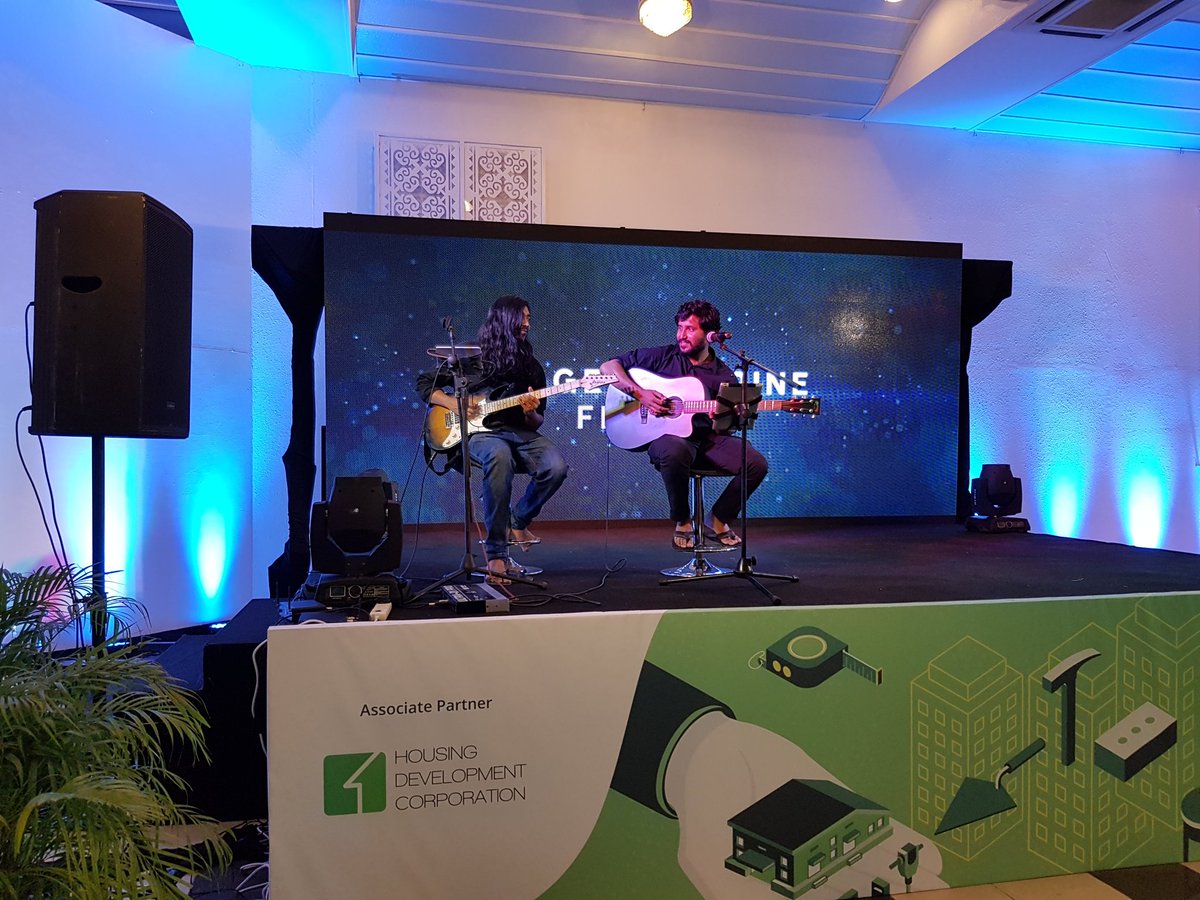 Sharaff__'s tweet photo. Live performance at #MFE2017 by famous artist @Shamsu_moon
Maldives Financial Expo 2017 https://t.co/CJ8SogEvAM