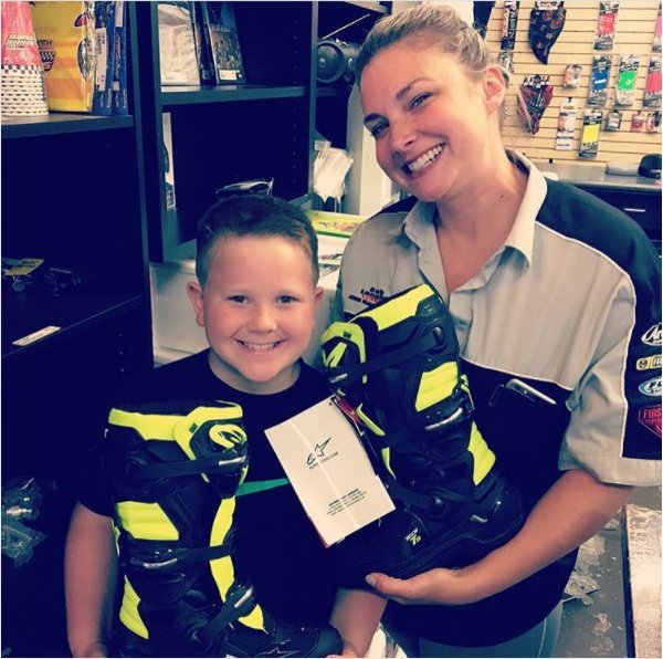 bmotorcycles's tweet photo. We love our #motofamilies ! #weloveourcustomers #tech7s #staffshoutout #saturdaysmiles https://t.co/fO8QQ88vPj