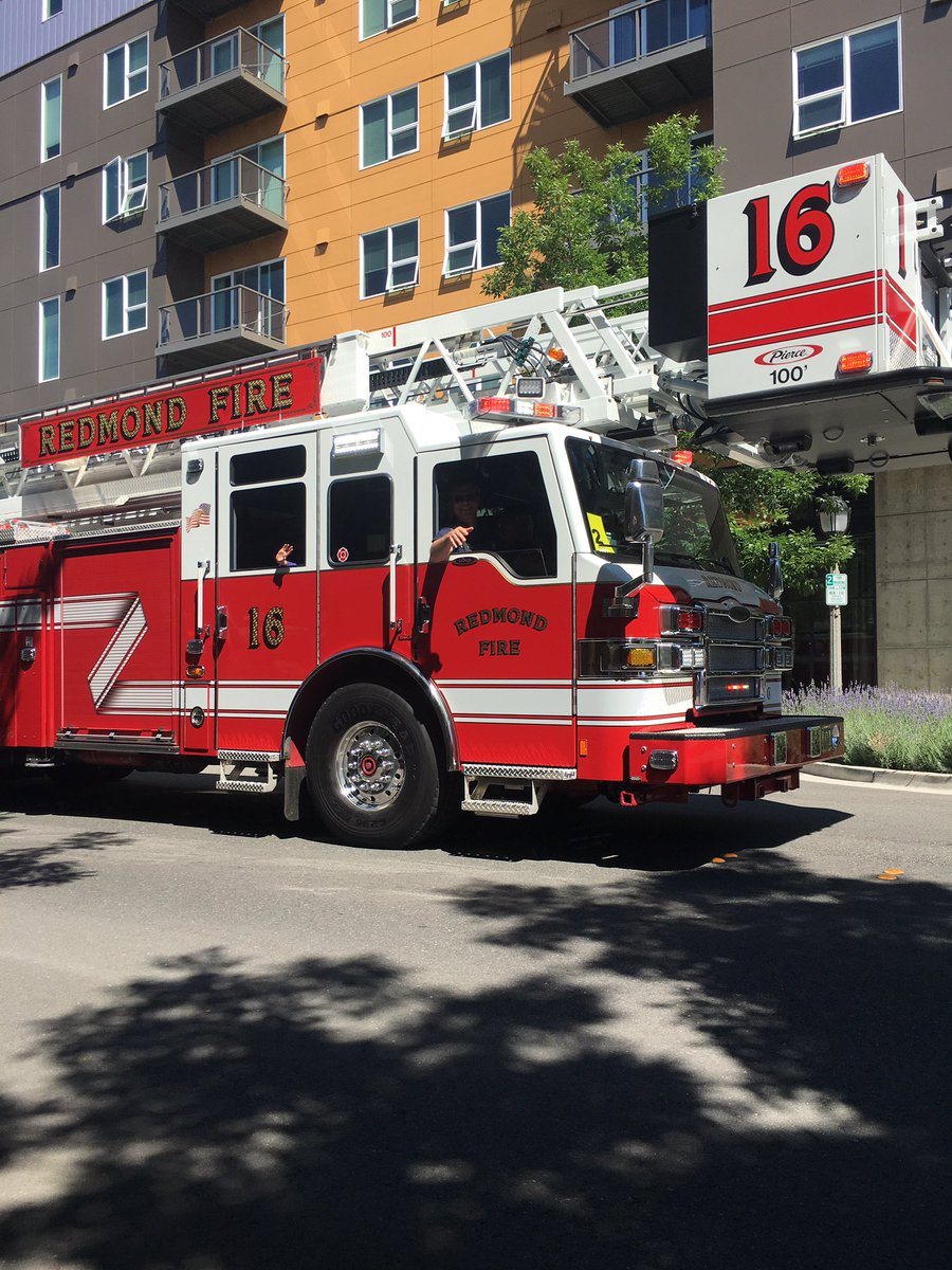 redhouse67's tweet photo. Emergency preparedness important for parades #derbydays2017 #redmondderbydays https://t.co/LeDrRXLiNy
