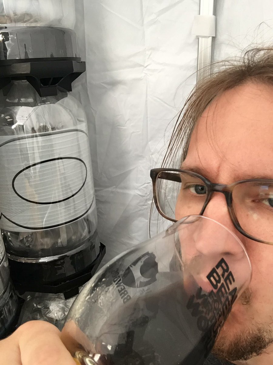 Tuomaskkknen's tweet photo. Työni on välillä todella rankkaa. #bisse #craftbeerhelsinki https://t.co/MNLXXbqbib