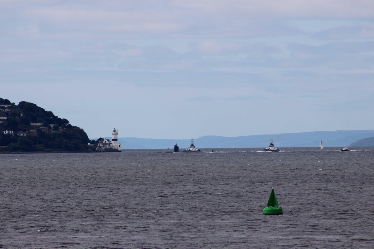 ArgyllSeaGlass's tweet photo. A busy couple of days at #ClochPoint traffic lights 😂The #CaribbeanPrincess yesterday & submarine, and the @PS_Waverley with @ArgyllFerries https://t.co/4B7tD0NT3N