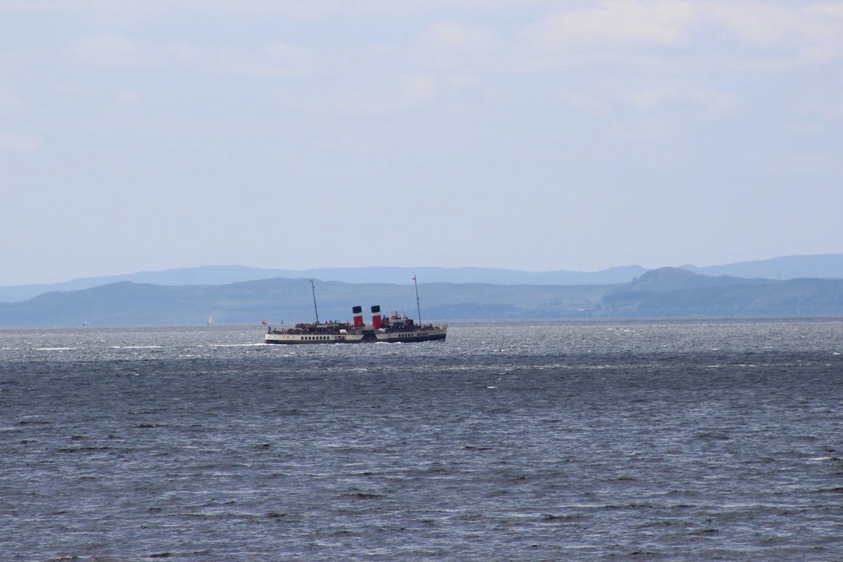 ArgyllSeaGlass's tweet photo. A busy couple of days at #ClochPoint traffic lights 😂The #CaribbeanPrincess yesterday & submarine, and the @PS_Waverley with @ArgyllFerries https://t.co/4B7tD0NT3N